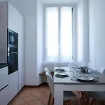 Wonderful Downtown Apartment-hd Netflix, King-size Bed, Two Minutes' Walk From Metro Mailand