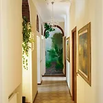 Wonderful Downtown Apartment-hd Netflix, King-size Bed, Two Minutes' Walk From Metro Apartment