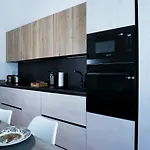 Wonderful Downtown Apartment-hd Netflix, King-size Bed, Two Minutes' Walk From Metro Apartment *