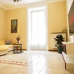 Wonderful Downtown Apartment-hd Netflix, King-size Bed, Two Minutes' Walk From Metro Apartment