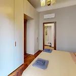 Wonderful Downtown Apartment-hd Netflix, King-size Bed, Two Minutes' Walk From Metro