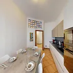 Wonderful Downtown Apartment-hd Netflix, King-size Bed, Two Minutes' Walk From Metro Apartment *