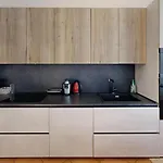 Apartment Wonderful Downtown Apartment-hd Netflix, King-size Bed, Two Minutes' Walk From Metro *