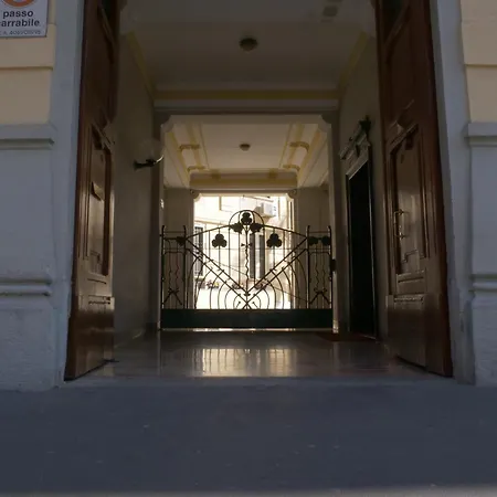 Wonderful Downtown Apartment-hd Netflix, King-size Bed, Two Minutes' Walk From Metro Daire *